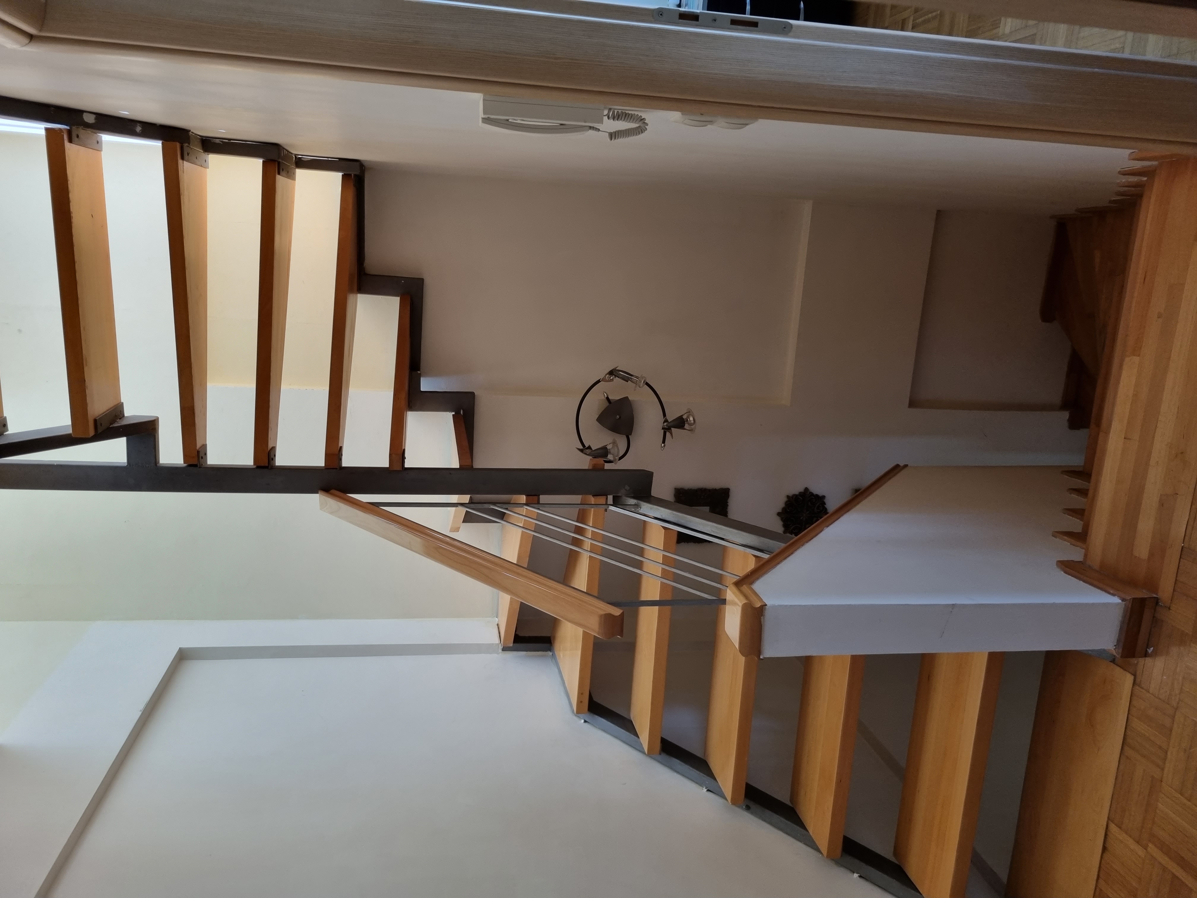 Стълбище на втори етаж, което води до покривната тераса